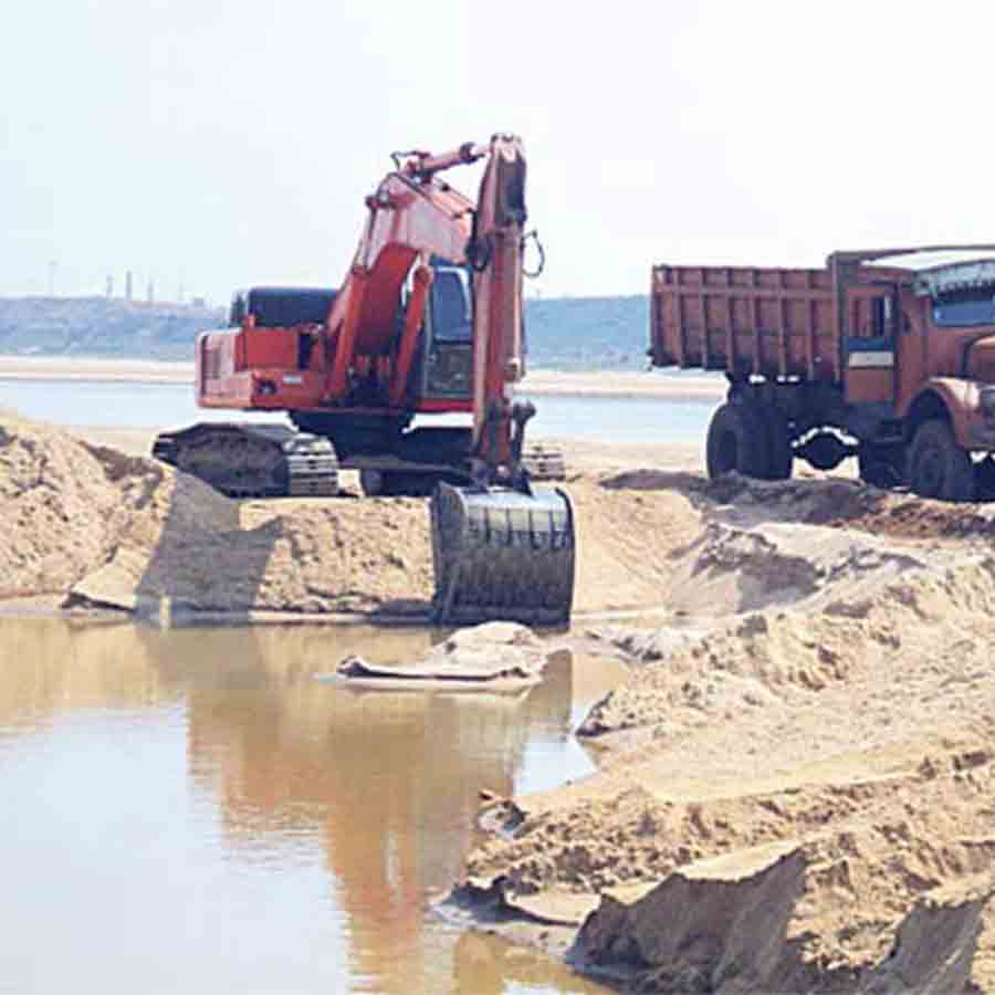 চলছে বালি কাটা।