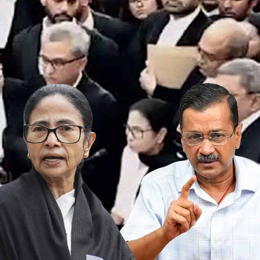 (বাঁ দিকে) সুপ্রিম কোর্টে সওয়ালে পশ্চিমবঙ্গের মুখ্যমন্ত্রী মমতা বন্দ্যোপাধ্যায়। দিল্লির প্রাক্তন মুখ্যমন্ত্রী তথা আপ প্রধান অরবিন্দ কেজরীওয়াল (ডান দিকে)।