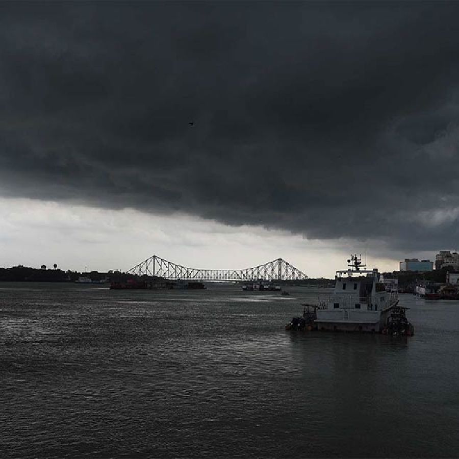 কলকাতায় ৪০ থেকে ৫০ কিলোমিটার বেগে ঝোড়ো হাওয়ার সঙ্গে বৃষ্টির পূর্বাভাস।