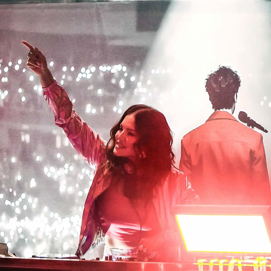 এক হাত তুলে নিজেই নেচে নিলেন।