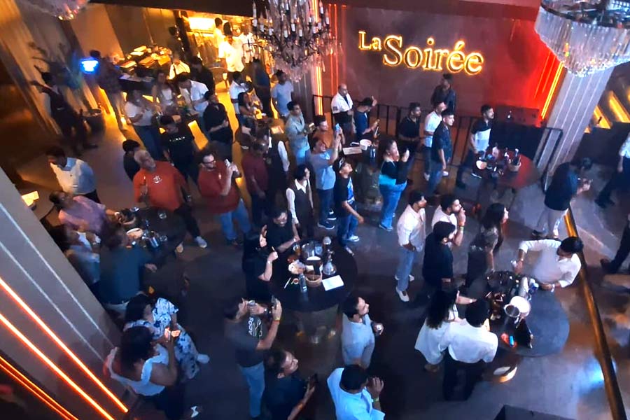 সবার চোখ আটকে সানিতে।