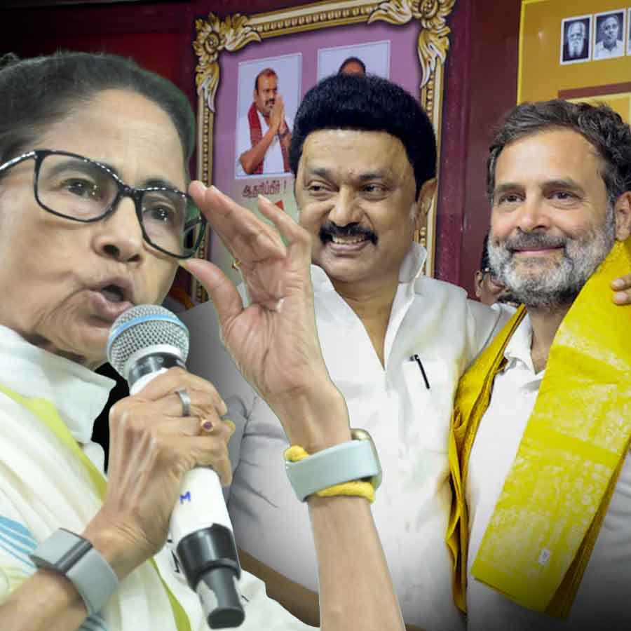(বাঁ দিক থেকে) তৃণমূলনেত্রী মমতা বন্দ্যোপাধ্যায়, ডিএমকে প্রধান এমকে স্ট্যালিন এবং কংগ্রেস নেতা রাহুল গান্ধী।