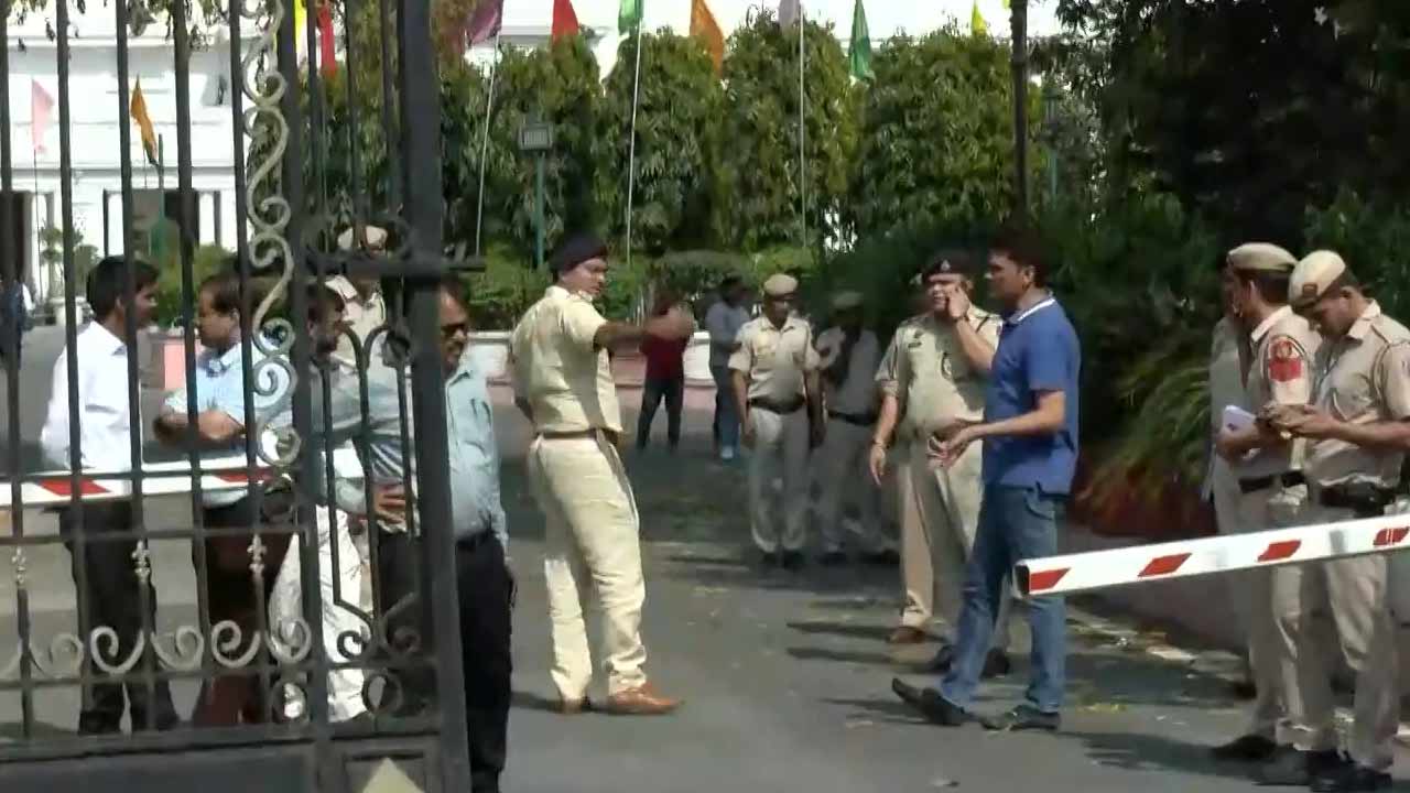 সোমবার দুপুরে দিল্লির বিধানসভা ভবন চত্বরে মোতায়েন পুলিশ।