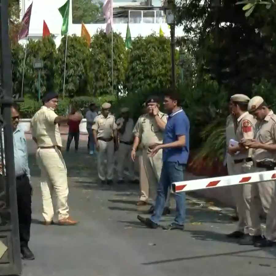 Unknown Car enters Delhi Assembly Premises and also flees dgtl