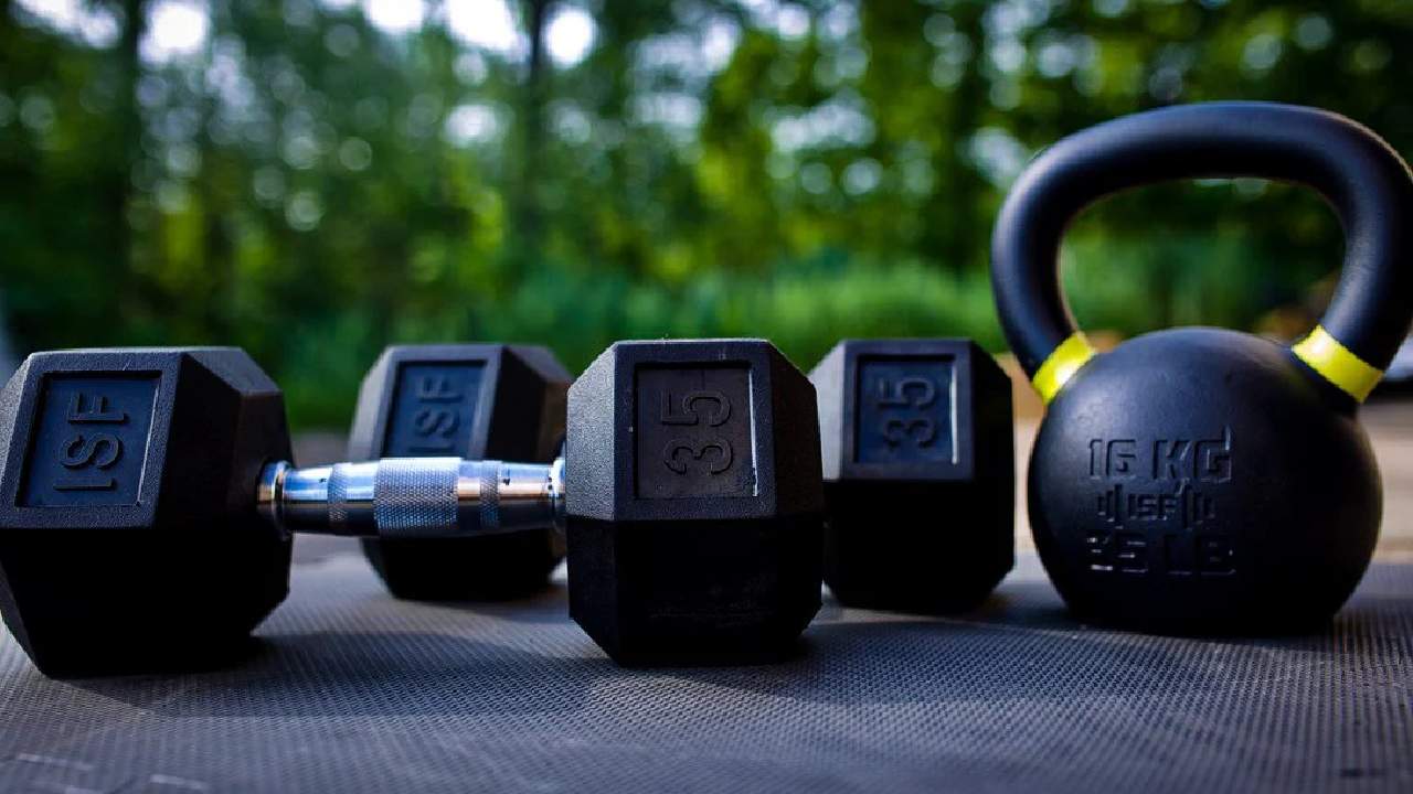 ডাম্বেল এবং কেটল বেল। কোনটি দিয়ে কী ভাবে শরীরচর্চা করবেন?: