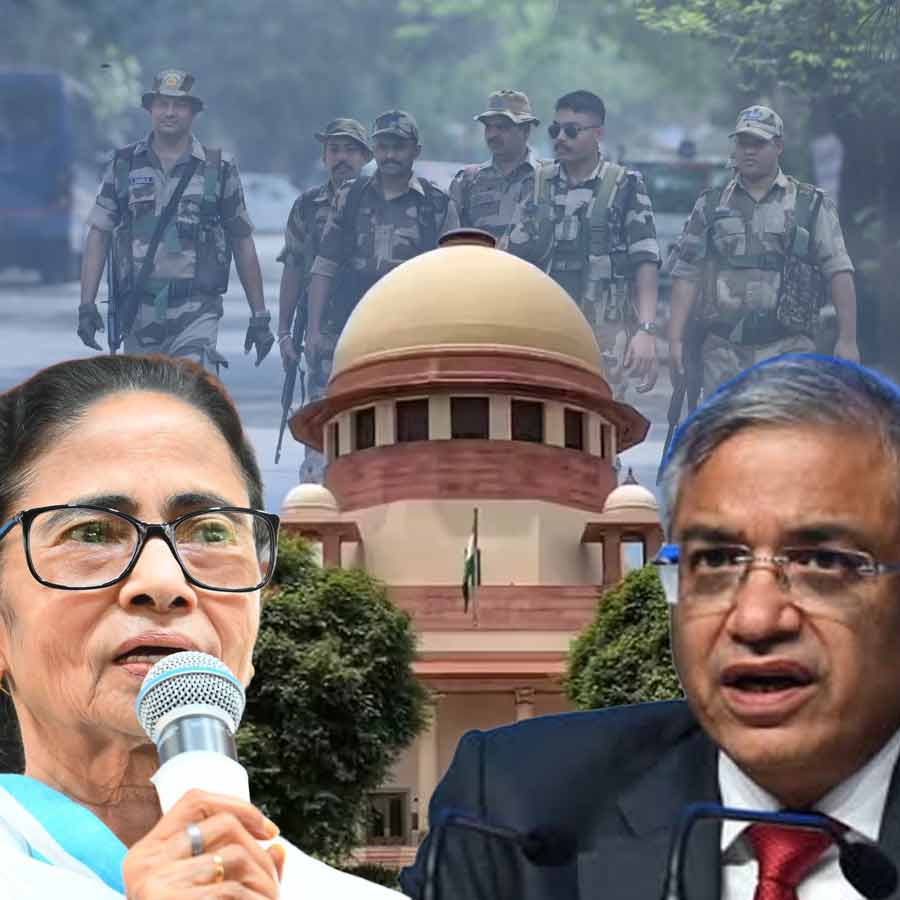 (বাঁ দিকে) মমতা বন্দ্যোপাধ্যায়। জ্ঞানেশ কুমার (ডান দিকে)।