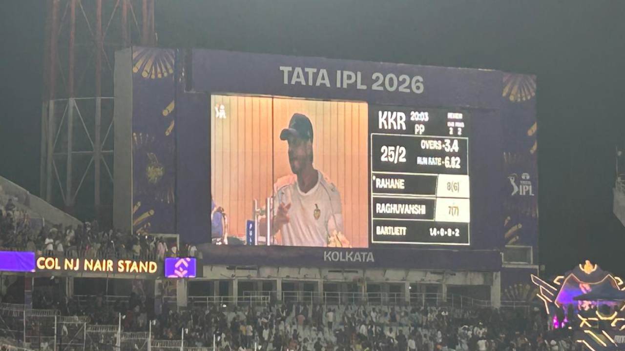 ইডেনের জায়ান্ট স্ক্রিনে শাহরুখ খান।