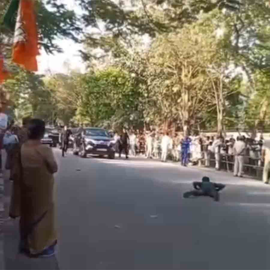 কনভয়ের সামনে শুয়ে প্রণাম ব্যক্তির।