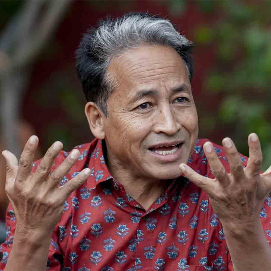 অদম্য: কারামুক্তির পর সাংবাদিক বৈঠকে সোনম ওয়াংচুক, ১৭ মার্চ।