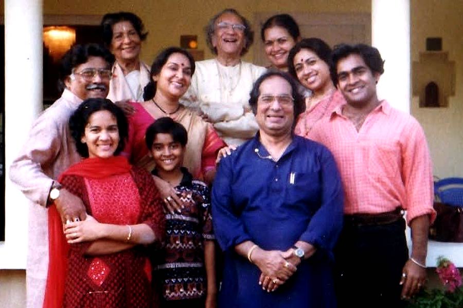 শান্তিনিকেতনের অনুষ্ঠানে সপরিবার রবিশঙ্কর।