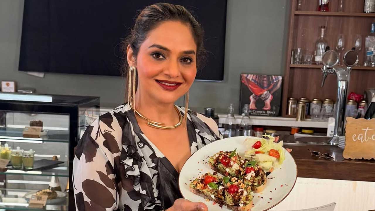 অভিনেত্রী মধু ৫৬ তে পৌঁছে  নিজেকে ফিট রাখেন কী করে?