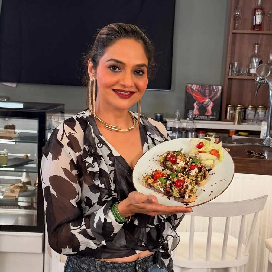 অভিনেত্রী মধু ৫৬ তে পৌঁছে  নিজেকে ফিট রাখেন কী করে?