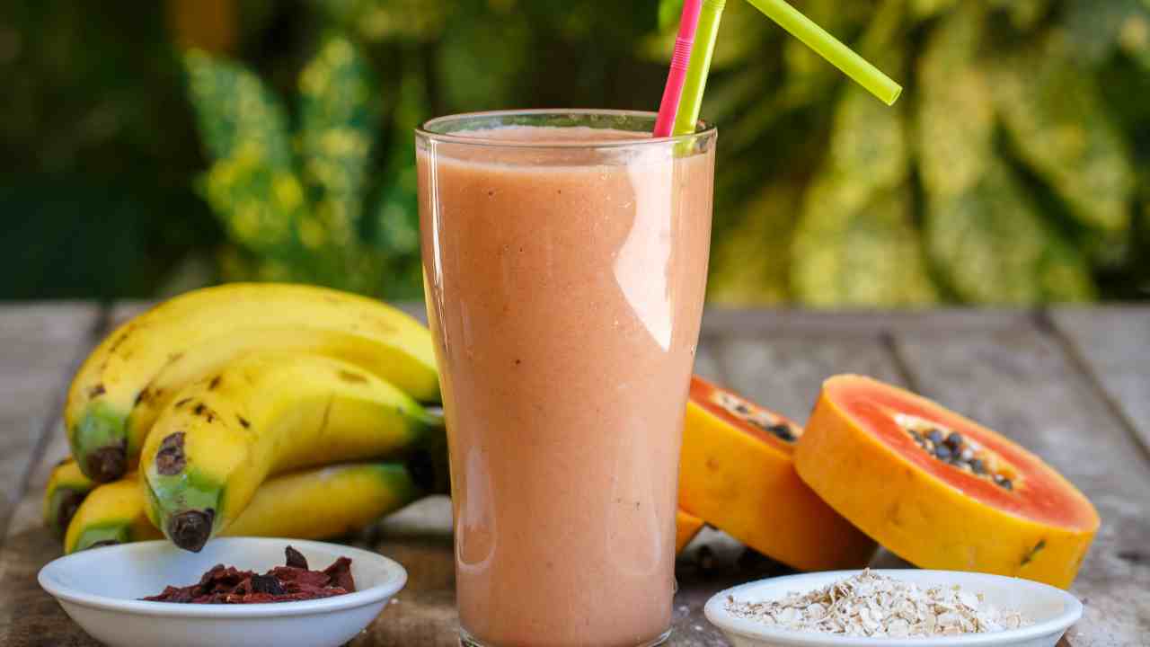 গরমে নরম পনীয়ের বদলে চুমুক দিতে পারেন পুষ্টিকর মিল্কশেকে।