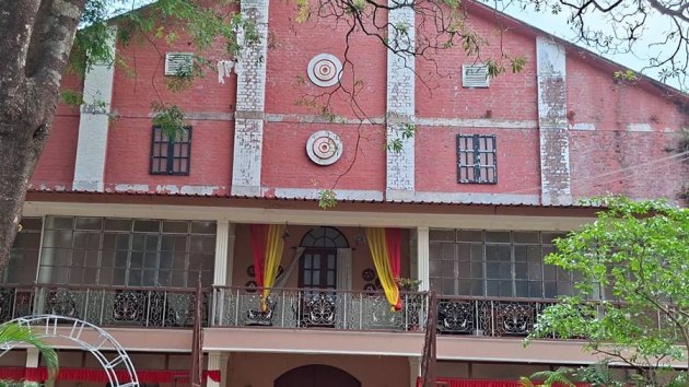 এই সেই বাংলো প্যাটার্নের বাড়ি। অন্দরে ‘চিরসখা’র শুটিং হয়।