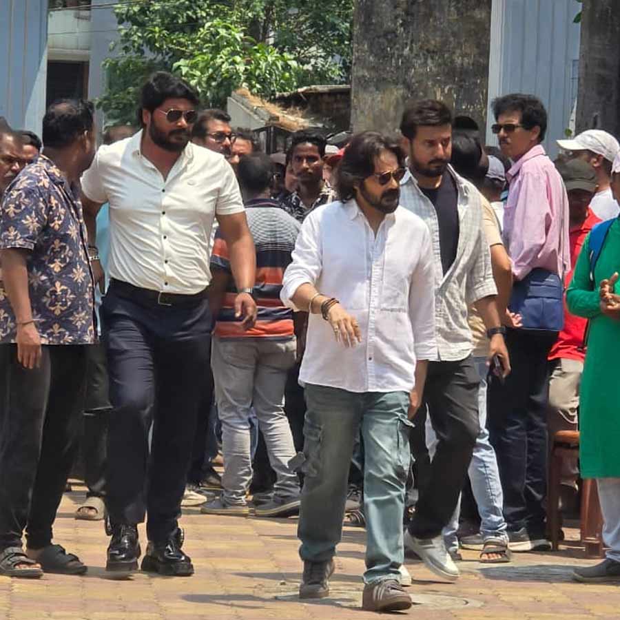  টেকনিশিয়ান স্টুডিয়োয় ঢুকছেন প্রসেনজিৎ চট্টোপাধ্যায়। 