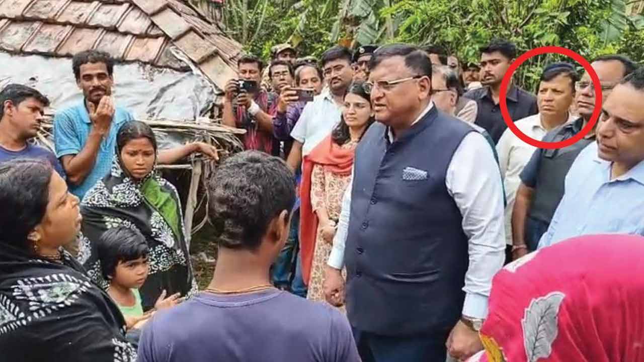 বিজেপি নেতার সঙ্গে নন্দীগ্রামে ঘোরার অভিযোগ রাজ্যের মুখ্য নির্বাচনী আধিকারিককে সরানোর দাবিতে কমিশনকে চিঠি তৃণমূলের