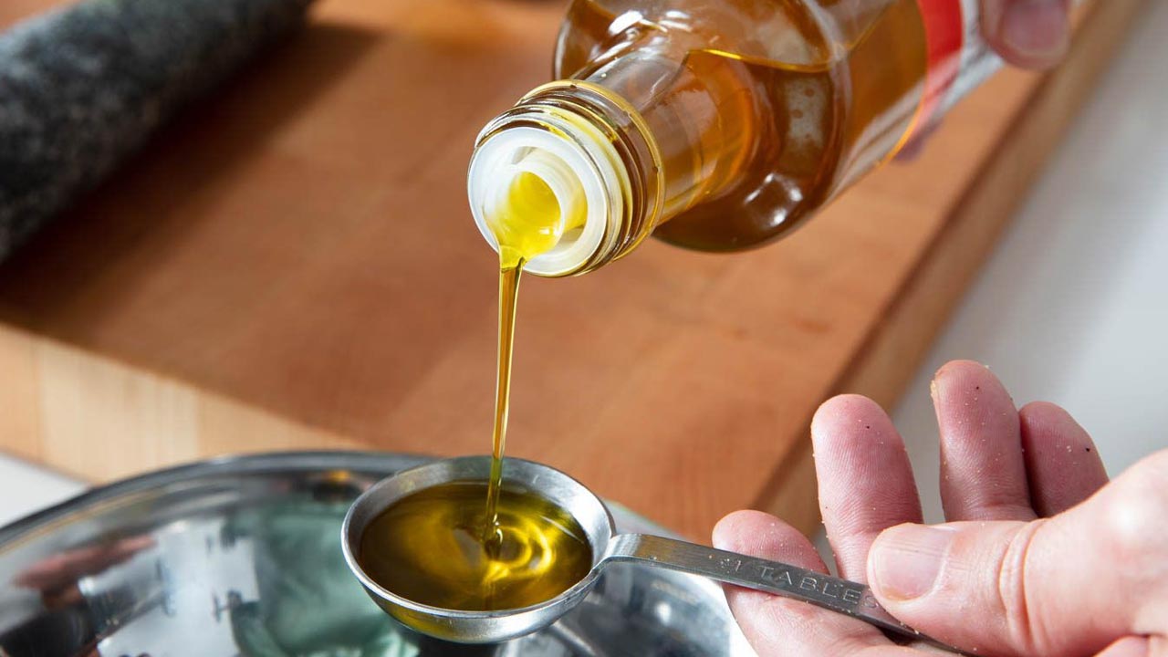 রোজ কতটা তেল খাওয়া নিরাপদ, হিসেব জেনে নিন।