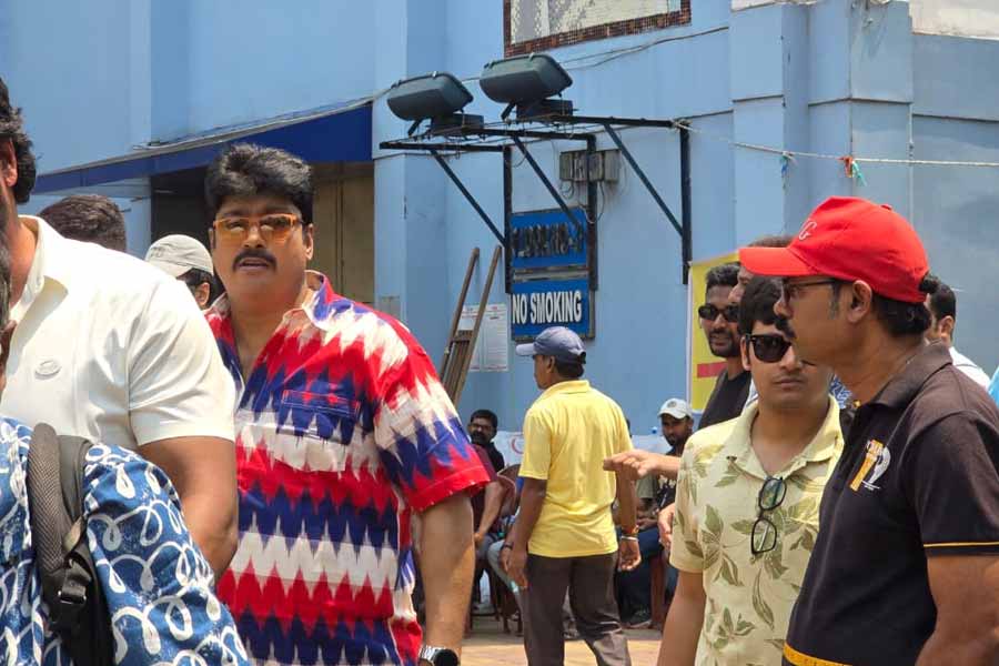 টেকশিনায় স্টুডিয়োয় শিল্পী ও কলাকুশলীদের ভিড়। 