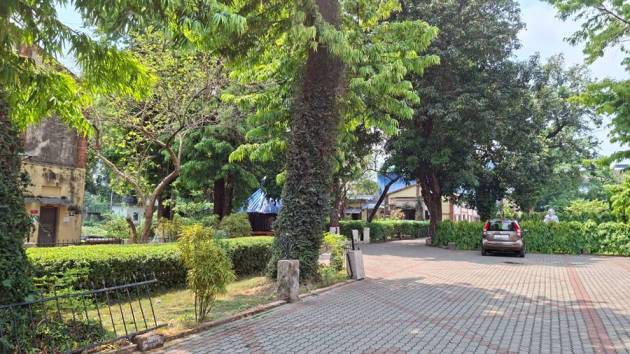 ক্যামেরা চলেনি স্টুডিয়োর অন্দরে।