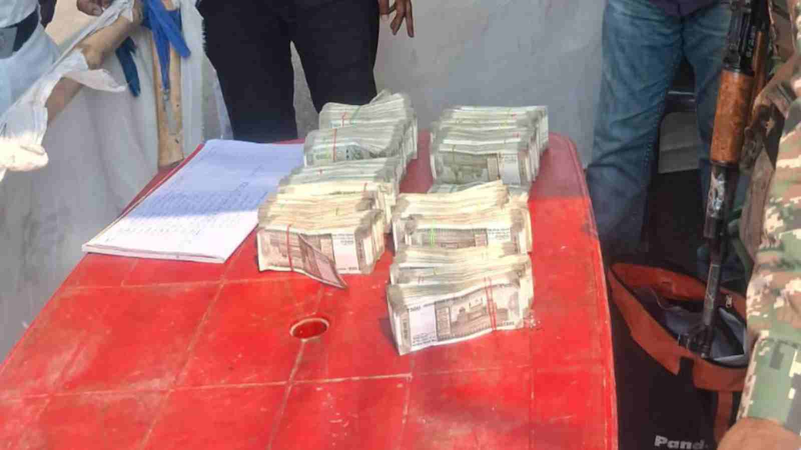 কলকাতায় নাকা তল্লাশি চলাকালীন উদ্ধার হওয়া টাকা।