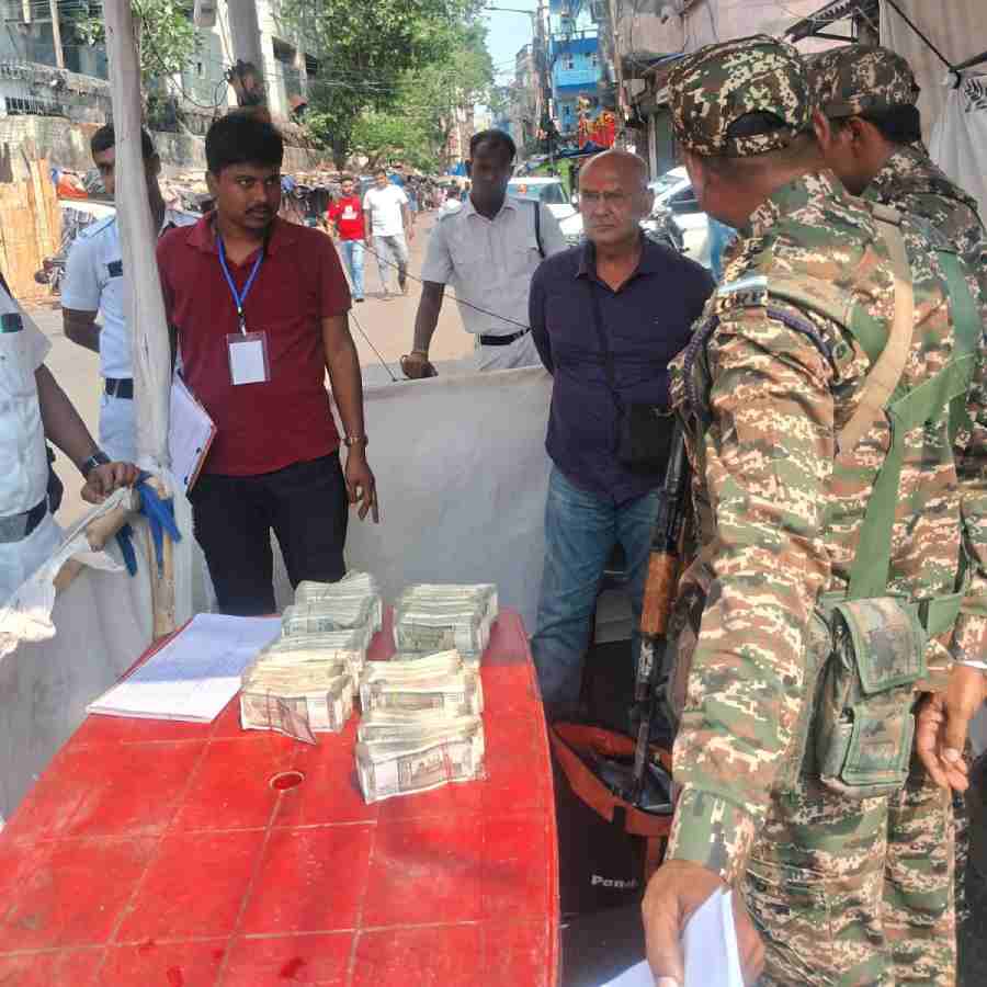 কলকাতায় নাকা তল্লাশি চলাকালীন উদ্ধার হওয়া টাকা।