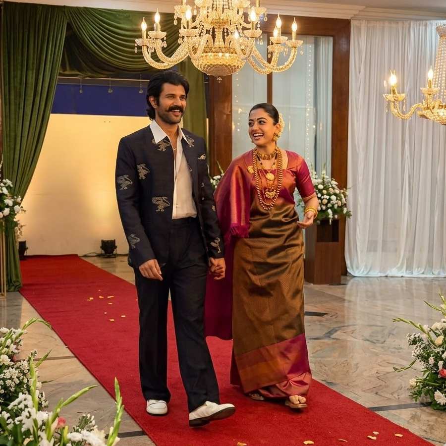 বিজয়কে দেখাচ্ছিল আশির দশকের বলিউডের নায়কের মতো। 