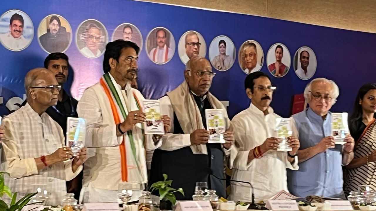 In the Congress manifesto—drawing inspiration from Mamata Banerjee\\\'s style—AICC President Mallikarjun Kharge announced