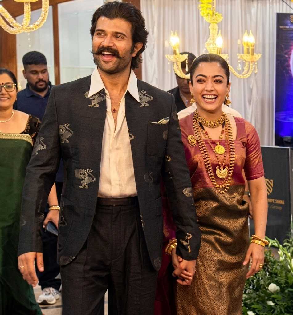 রশ্মিকা পরেছিলেন একটি মভ পিঙ্ক সোনালি জরি পাড় দেওয়া বাদামি জমির রেশমের শাড়ি। 