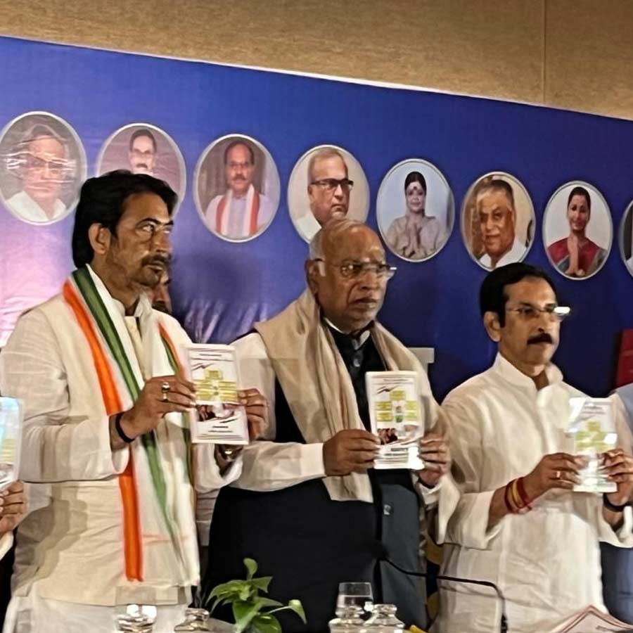 In the Congress manifesto—drawing inspiration from Mamata Banerjee\\\'s style—AICC President Mallikarjun Kharge announced