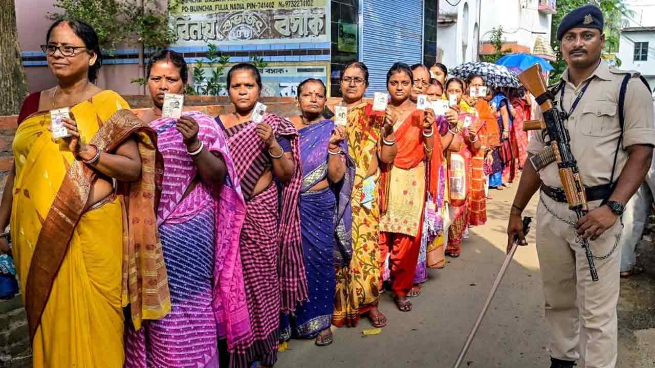 ভোটকেন্দ্রের বাইরে ভোটারদের লাইন।