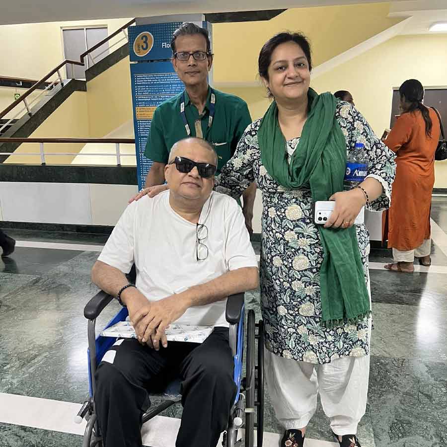 স্বামী অগ্নিদেবকে হাসপাতাল থেকে আনতে গিয়ে অসুস্থ হয়ে পড়লেন সুদীপা!