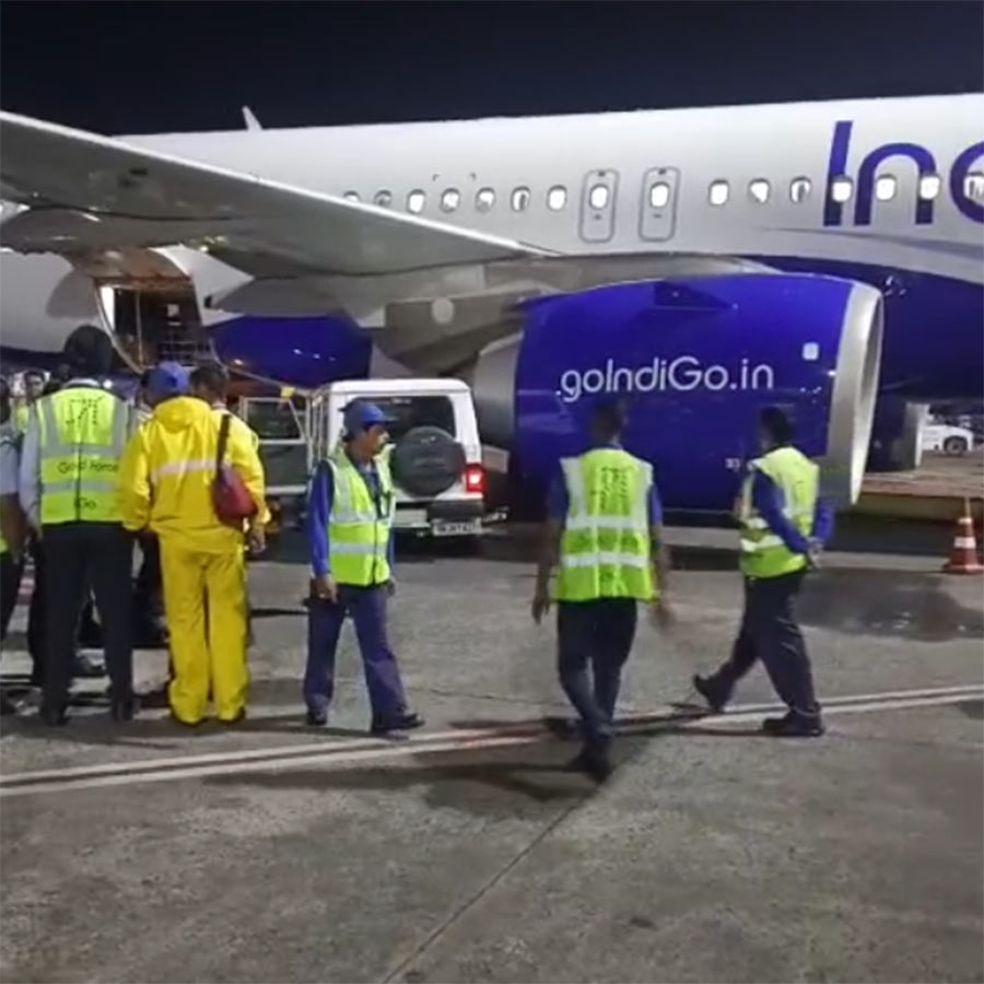 A car collides with Indigo flight in Kolkata Airport dgtl