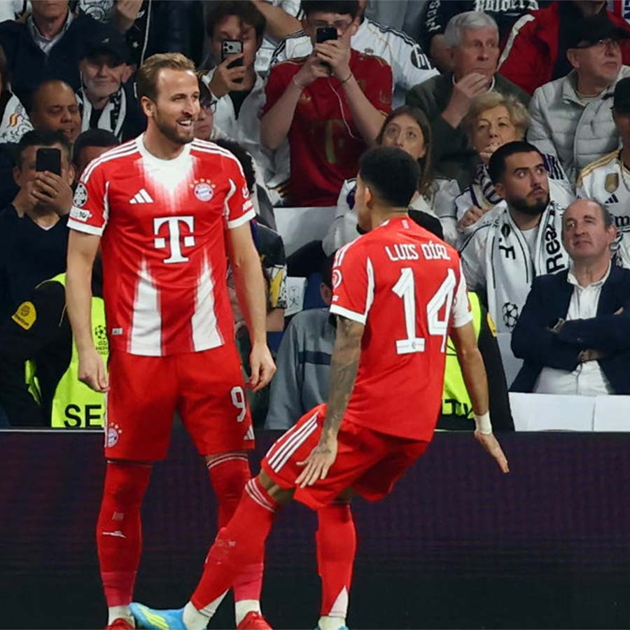 জুটি: দিয়াজ়ের সঙ্গে গোলের পরে উৎসব হ্যারির।