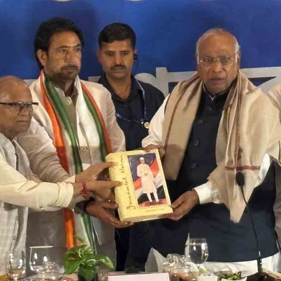 কংগ্রেসের সর্বভারতীয় সভাপতি  মল্লিকার্জুন খড়্গের হাতে জওহরলাল নেহরুকে নিয়ে বই উপহার হিসেবে তুলে