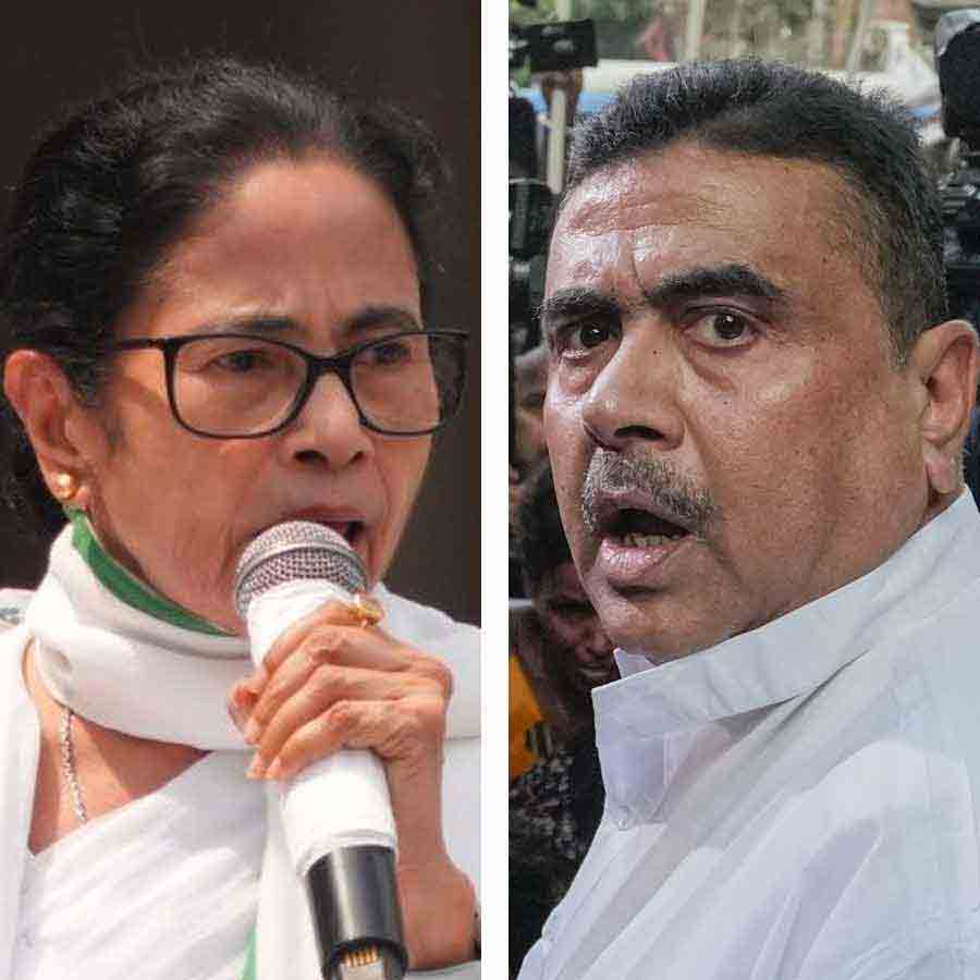 (বাঁ দিকে) মমতা বন্দ্যোপাধ্যায় এবং শুভেন্দু অধিকারী (ডান দিকে)।