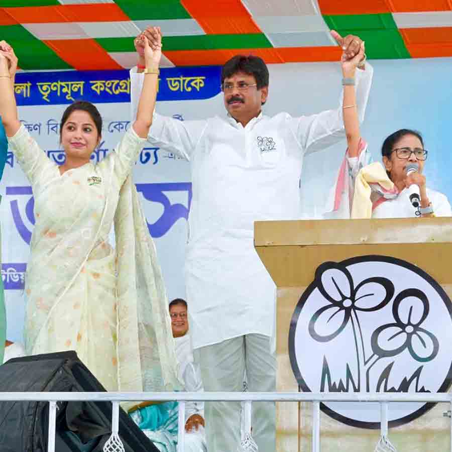বনগাঁর নির্বাচনী সভায় তৃণমূল প্রার্থীদের সঙ্গে মমতা বন্দ্যোপাধ্যায়।