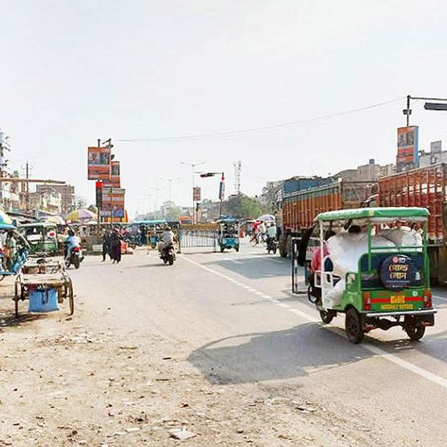 মালদহের সুজাপুরে ভোট প্রচারে দেখা নেই কোনও পতাকা, ফেস্টুনের।