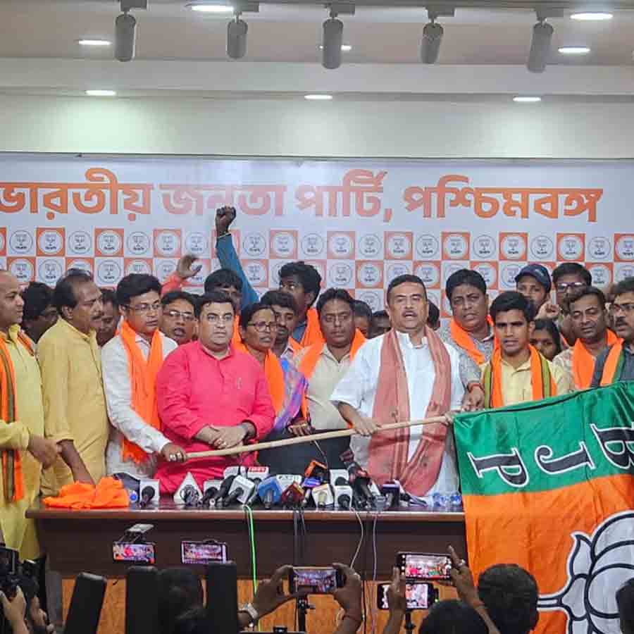 বিরোধী দলনেতা শুভেন্দু অধিকারীর হাত ধরে বিজেপিতে যোগদান তৃণমূল কংগ্রেসের পঞ্চায়েত স্তরের একাধিক নেতার। বিধাননগরে।