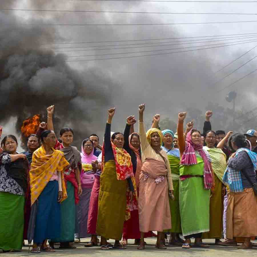 চলছে পথ অবরোধ। মঙ্গলবার মণিপুরের বিষ্ণুপুর জেলায়।