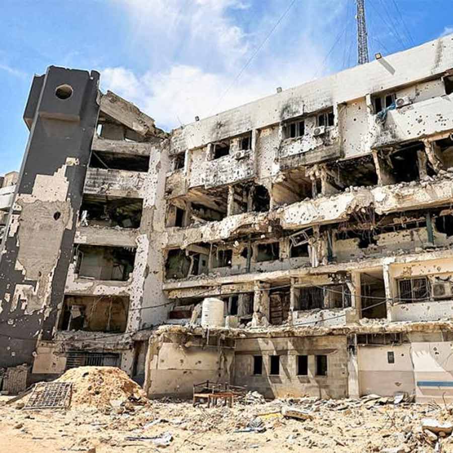 ‘সেবা’কেন্দ্র: ধ্বংসস্তূপ হয়ে দাঁড়িয়ে আল-শিফা হাসপাতাল, গাজ়া, ৩১ মার্চ।