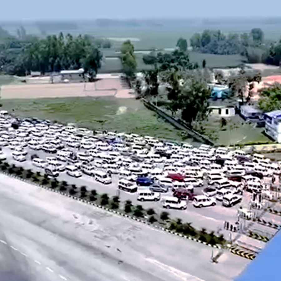 এই ছবি এবং ভিডিয়ো ইতিমধ্যেই ভাইরাল সমাজমাধ্যমে।