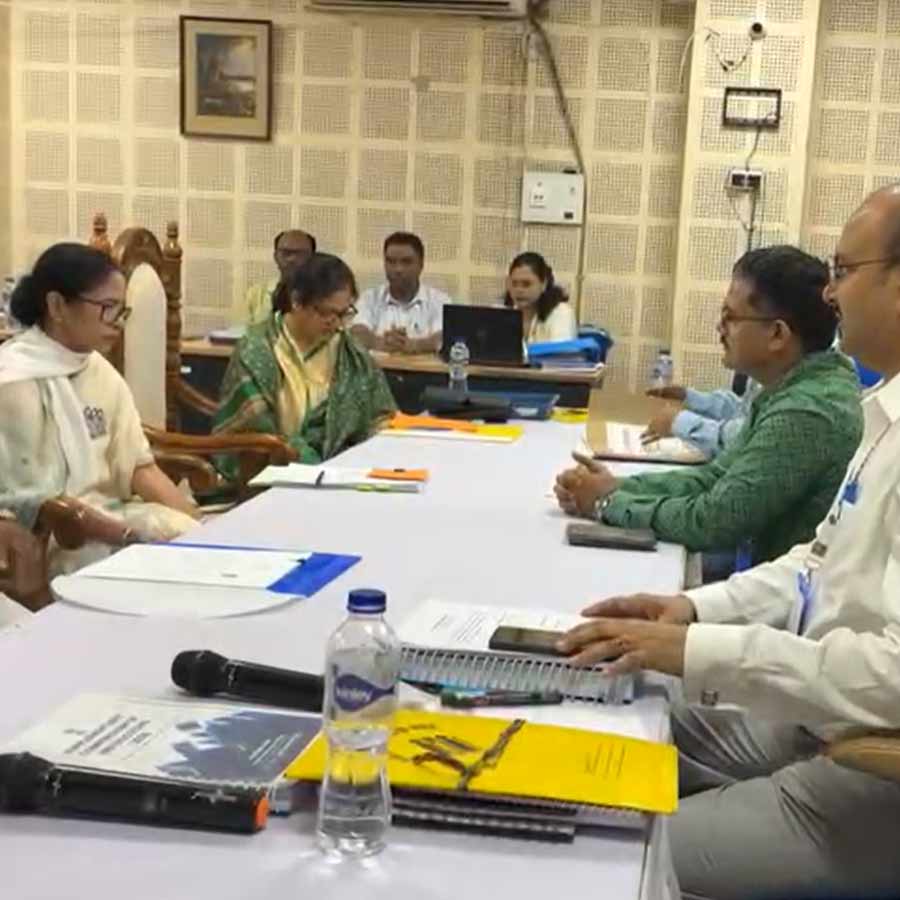 ভবানীপুরের তৃণমূল প্রার্থী হিসাবে আলিপুরের সার্ভে বিল্ডিংয়ে মনোনয়নপত্র জমা দিচ্ছেন মুখ্যমন্ত্রী মমতা বন্দ্যোপাধ্যায়।