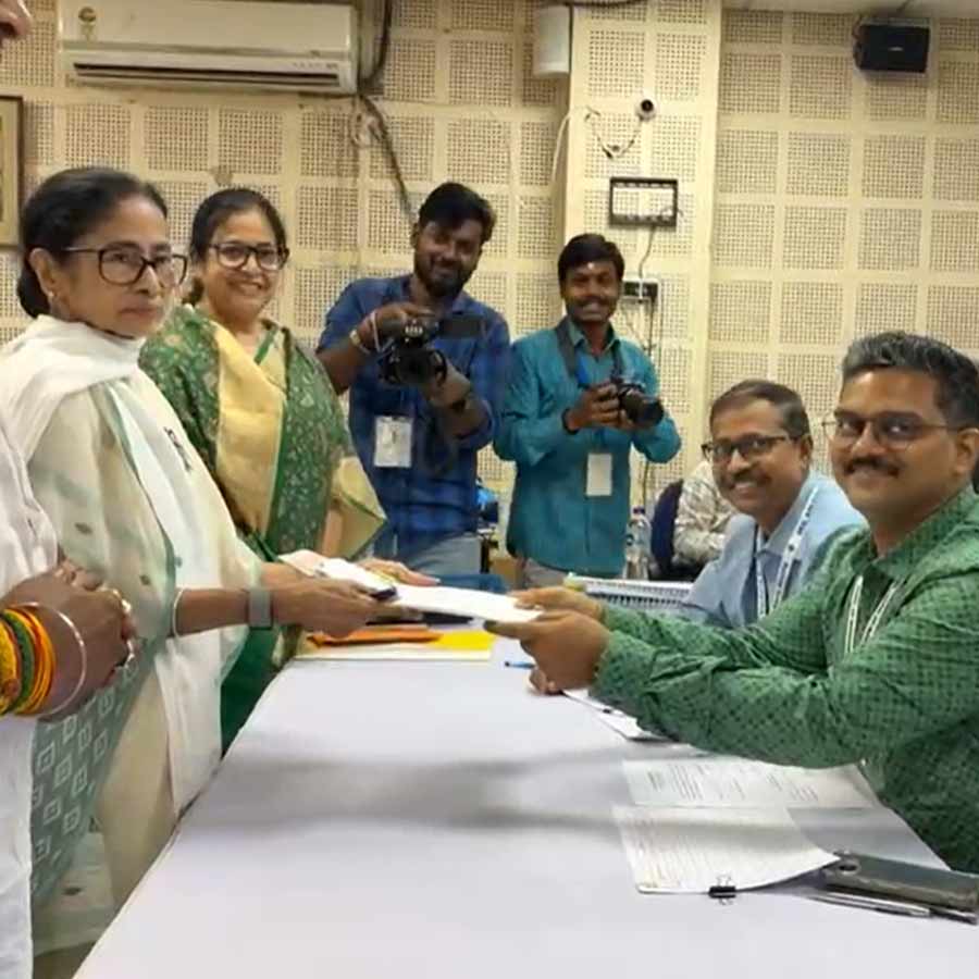 ভবানীপুরের তৃণমূল প্রার্থী হিসাবে আলিপুরের সার্ভে বিল্ডিংয়ে মনোনয়নপত্র জমা দিচ্ছেন মুখ্যমন্ত্রী মমতা বন্দ্যোপাধ্যায়।
