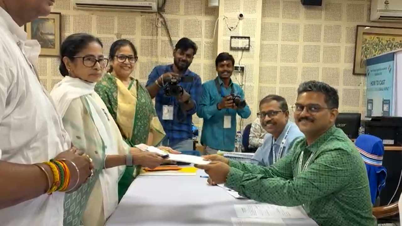 ভবানীপুরের তৃণমূল প্রার্থী হিসাবে আলিপুরের সার্ভে বিল্ডিংয়ে মনোনয়নপত্র জমা দিচ্ছেন মুখ্যমন্ত্রী মমতা বন্দ্যোপাধ্যায়।