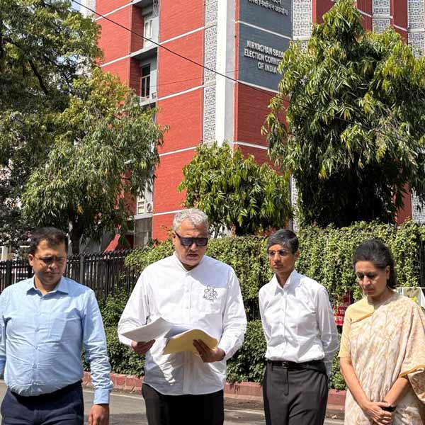 নির্বাচন সদনের বাইরে সকেত গোখলে, ডেরেক ও’ব্রায়েন, মেনকা গোস্বামী এবং সাগরিকা ঘোষ।