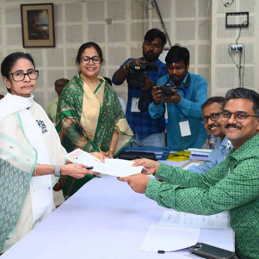 ভবানীপুরের তৃণমূল প্রার্থী হিসাবে আলিপুরের সার্ভে বিল্ডিংয়ে মনোনয়নপত্র জমা দিচ্ছেন মুখ্যমন্ত্রী মমতা বন্দ্যোপাধ্যায়।