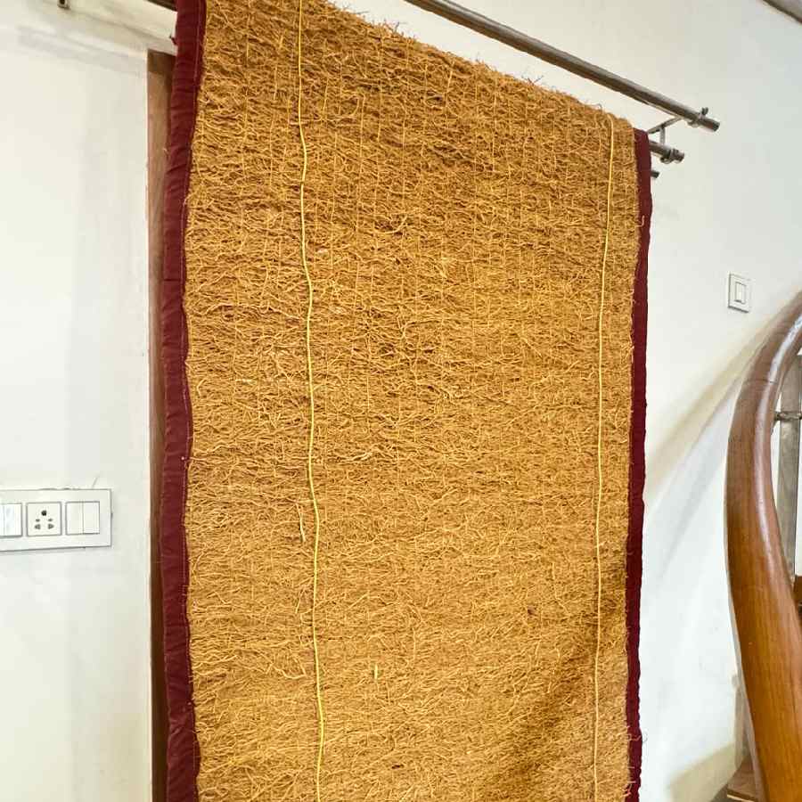 খসখস বা ঘাসের শিকড় দিয়ে তৈরি পর্দা ঘর থাকবে ঠান্ডা।