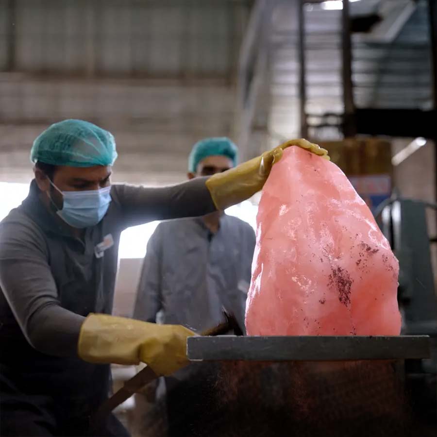How does India defeat Pakistan in Himalayan pink salt business though its mines are in Islamabad 