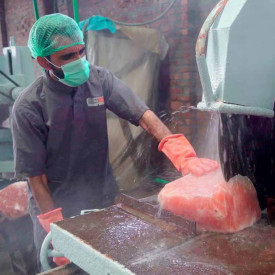 How does India defeat Pakistan in Himalayan pink salt business though its mines are in Islamabad 