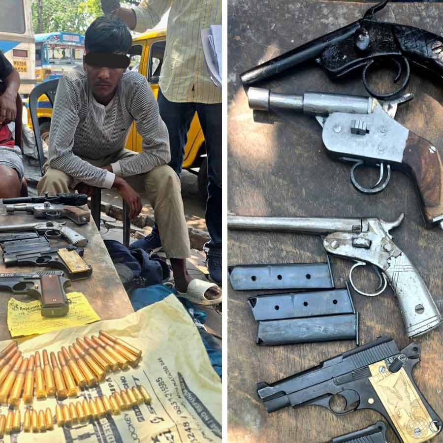 কলকাতায় স্ট্র্যান্ড রোড থেকে আগ্নেয়াস্ত্র উদ্ধার করল এসটিএফ।